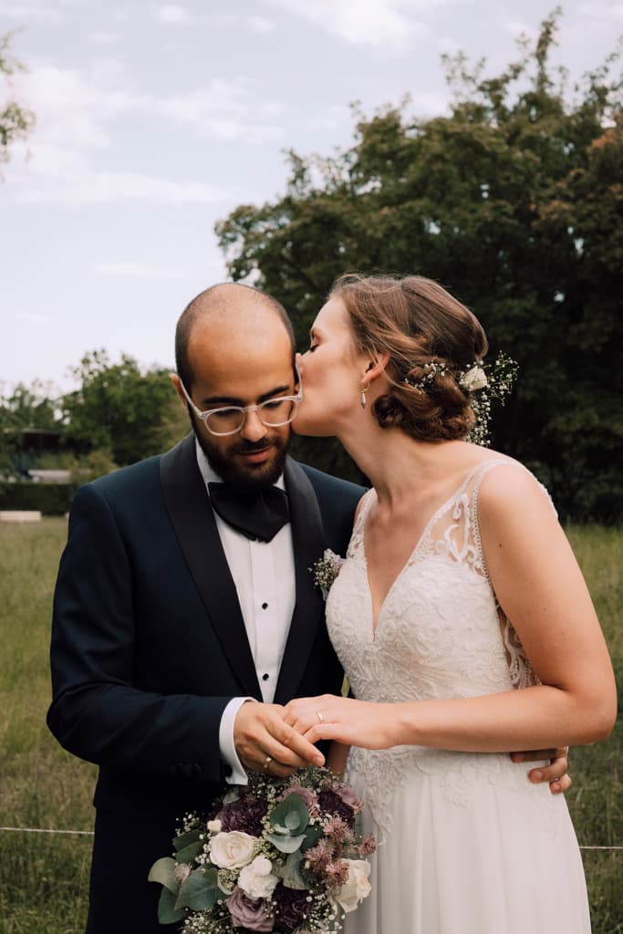 Bride and groom kissing in Britzer Garten in Berlin