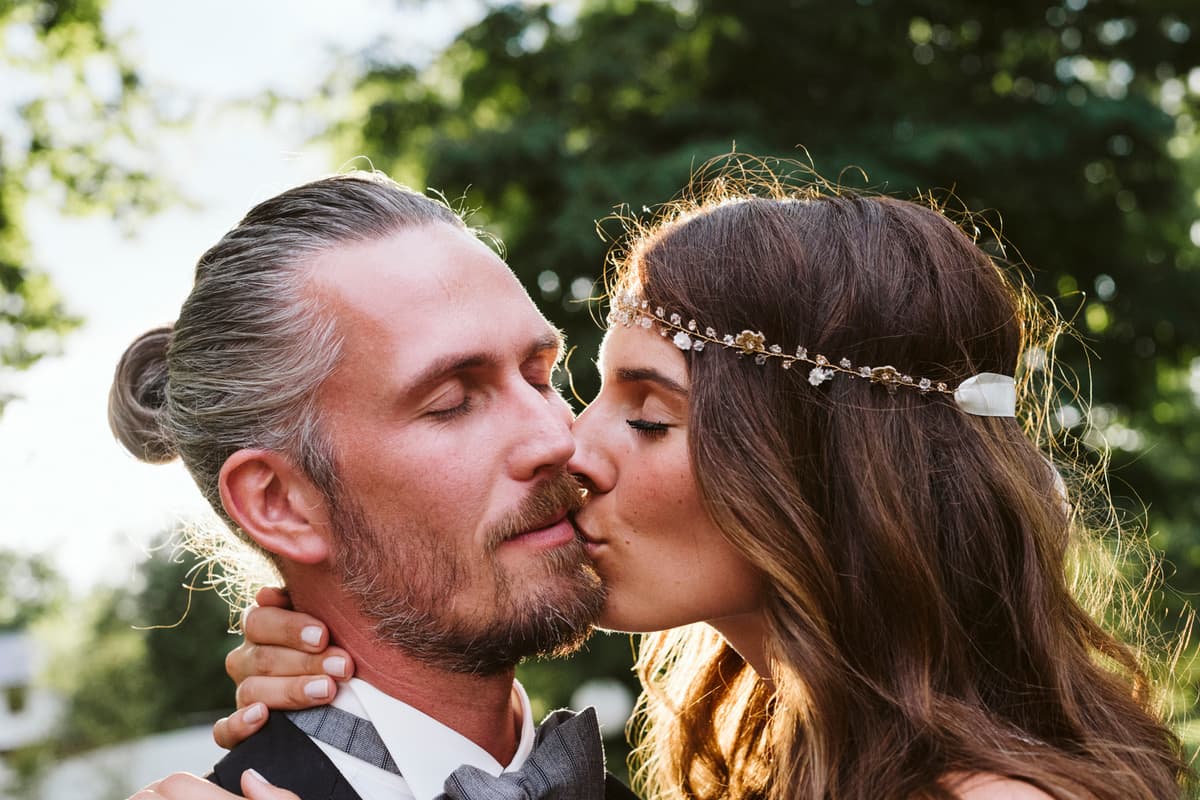 wedding couple kissing in the sunset