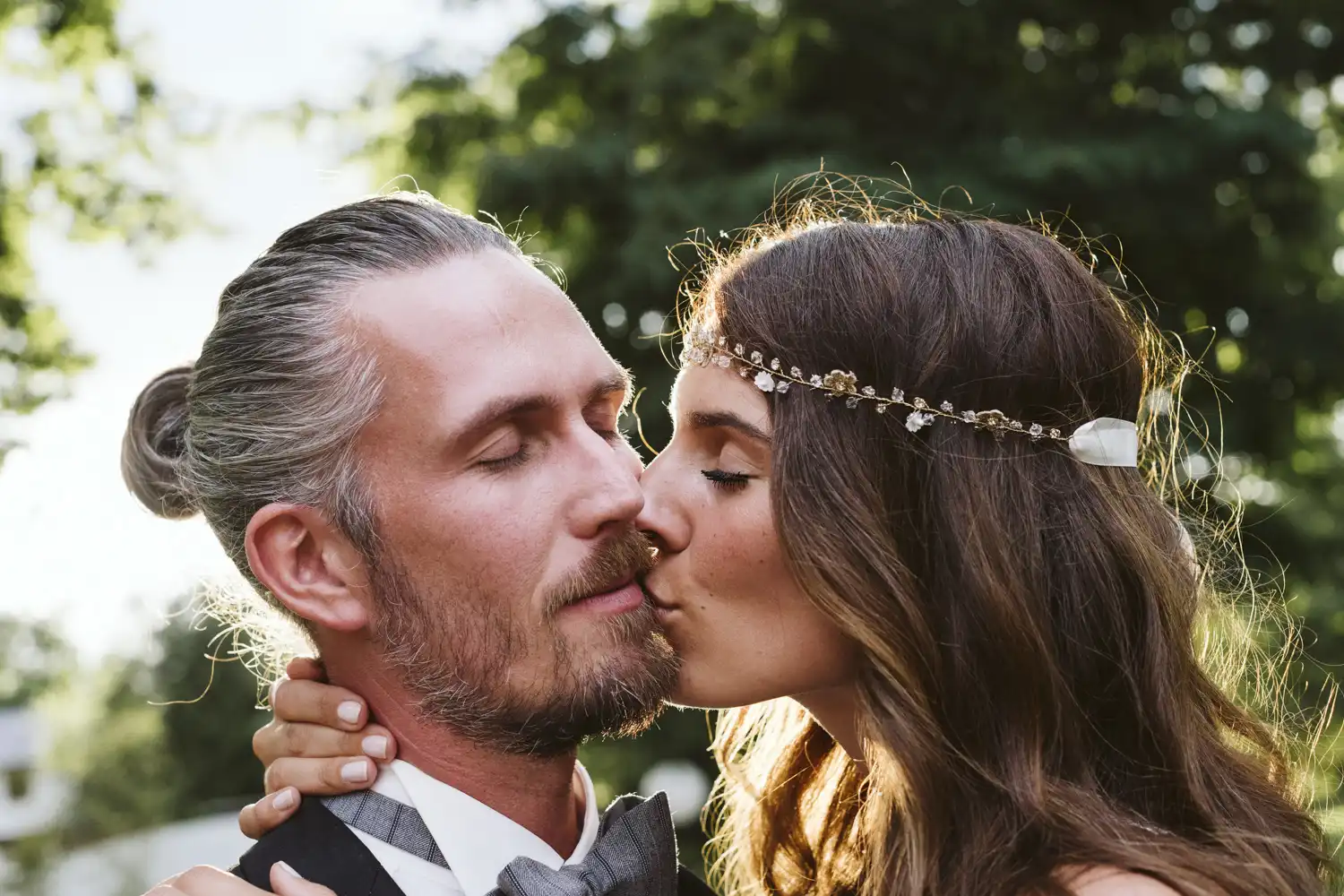 wedding couple kissing in the sunset