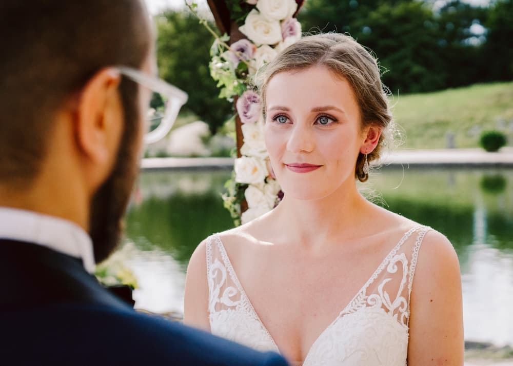 Bride looks at her groom full of love in Berlin at Britzer Seeterassen