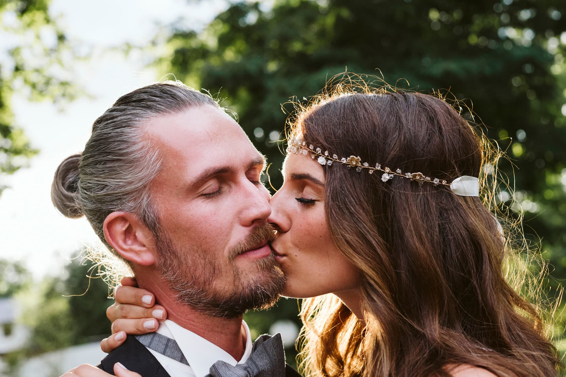 Couple kissing in the sunset in Hamburg during their wedding
